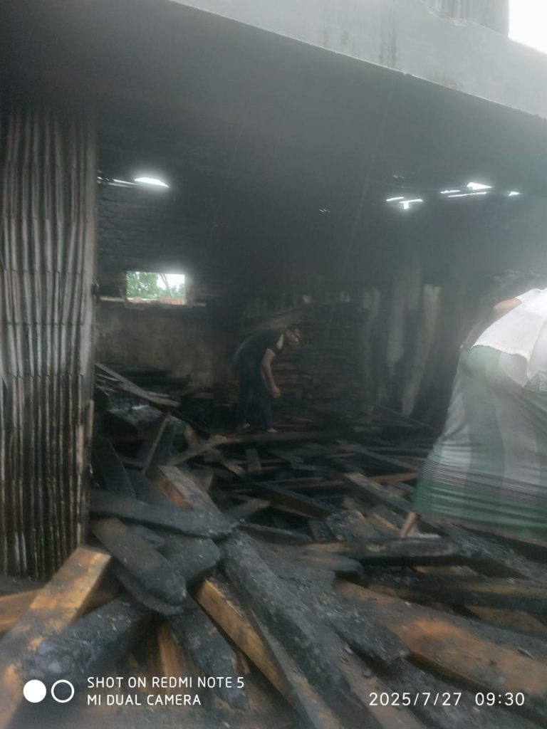 Fire breaks out at Kashem Saudagar's furniture market - Deshchinta