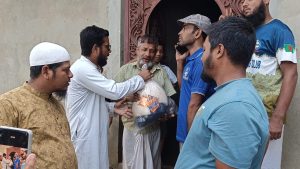 উপহার সামগ্রী বিতরণ করছেন ছাদেক হোছাইন 